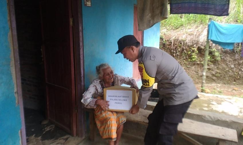 Polsek Seluma Berikan Bantuan Sembako Untuk Warga Kurang Mampu