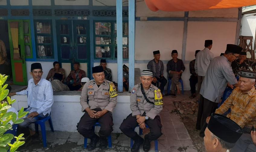 Bhabin Polsek Seginim Sambang Duka Warga Desa Binaannya 