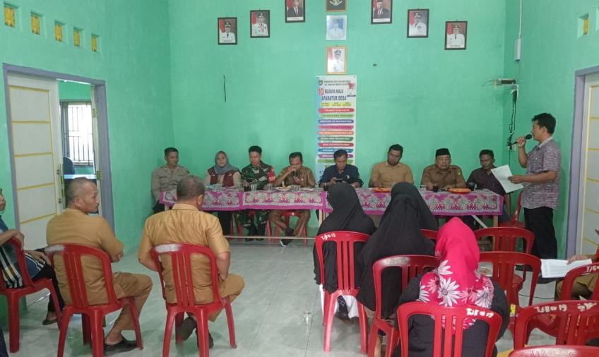 Kanit Binmas dan Bahbinkamtibmas Polsek Manna, Menghadiri Musyawarah Verifikasi Kelayakan Penerima Bantuan Sosial di Desa Binaannya