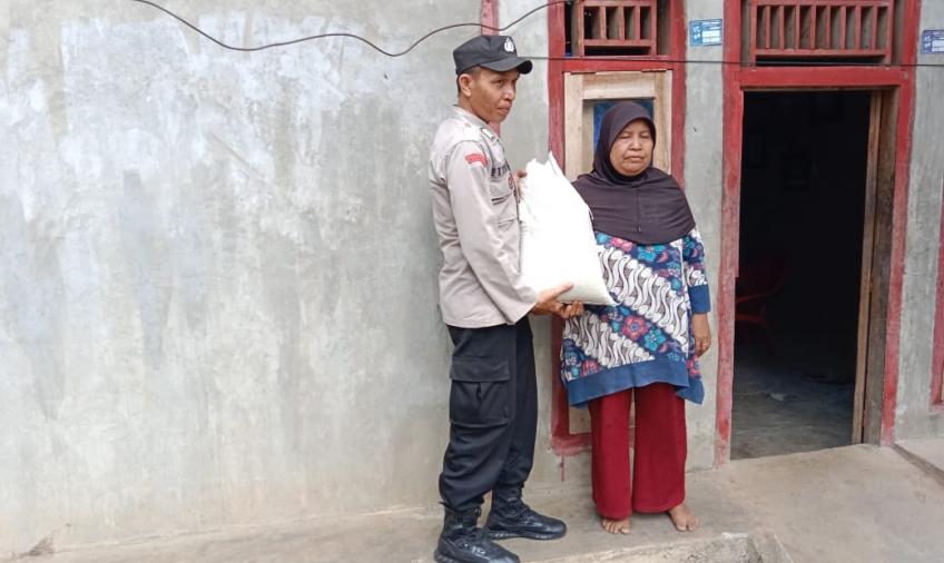 Polsek Padang Guci Salurkan Bantuan Sembako Selasa Berbagi Kepada IRT Desa Datar Lebar 