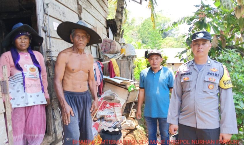 Polsek Maje Berikan Bnatuan Sembako Minyak Goreng dan Telur Kepada Warga Kurang Mampu 