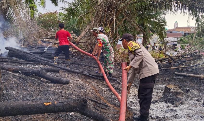LAHAN PERKEBUNAN KARET MILIK WARGA TERBAKAR , TNI-POLRI BERSAMA PEMADAM DAN MASYARAKAT BANTU PADAMKAN API