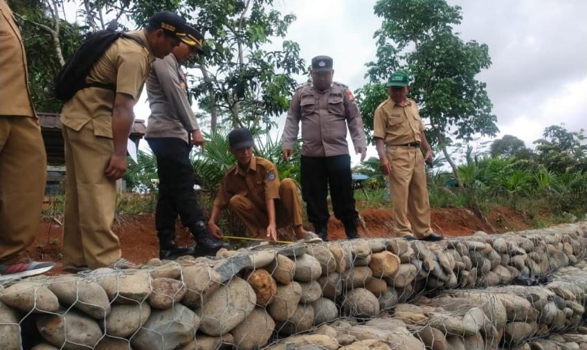 Kapolsek Giri Mulya Melaksanakan Kegiatan Monev Pembangunan Fisik T.A 2023 di Desa Giri Mulya