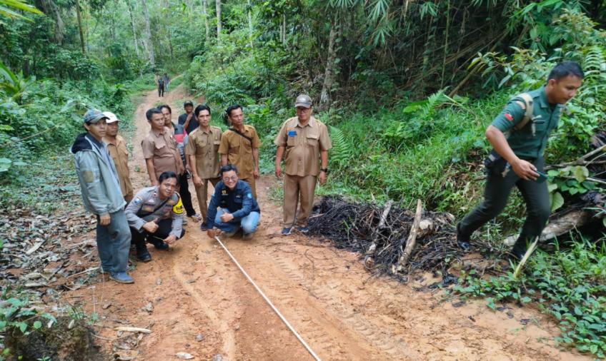 Bhabinkamtibmas Polsek Kedurang Hadiri Survei Fisik Pembangunan Desa untuk Tahun Anggaran 2024
