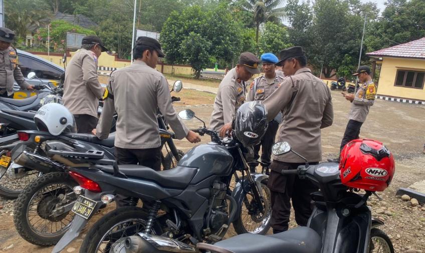 Kapolsek Air Besi Cek Kendaraan Dinas Anggotanya