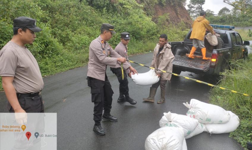 Cegah Lakalantas, Polsek Rimbo Pengadang Pasang Penanda dan Police Line