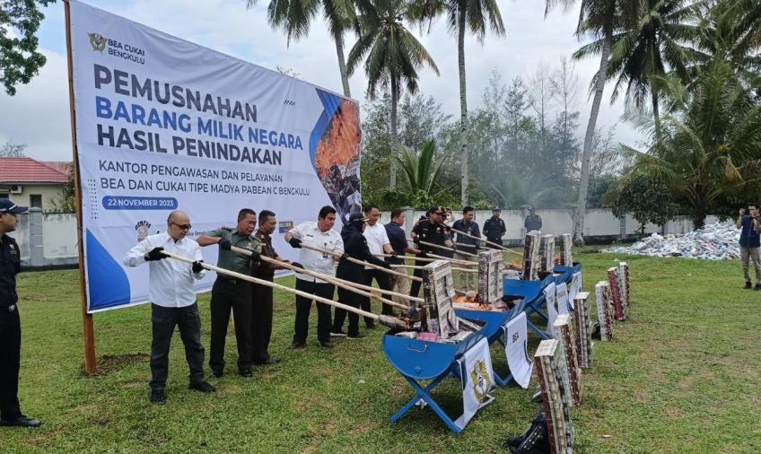 Polsek KSKP Lakukan Pengamanan, Pemusnahan Barang Milik Negara Hasil Penindakan KPPBC 
