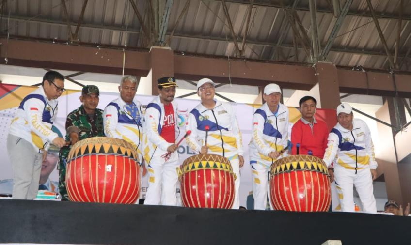 Gubernur Bengkulu Didampingi Dir Lantas Polda Bengkulu Secara Resmi Buka Turnamen Voli Kapolda Bengkulu Cup 2023
