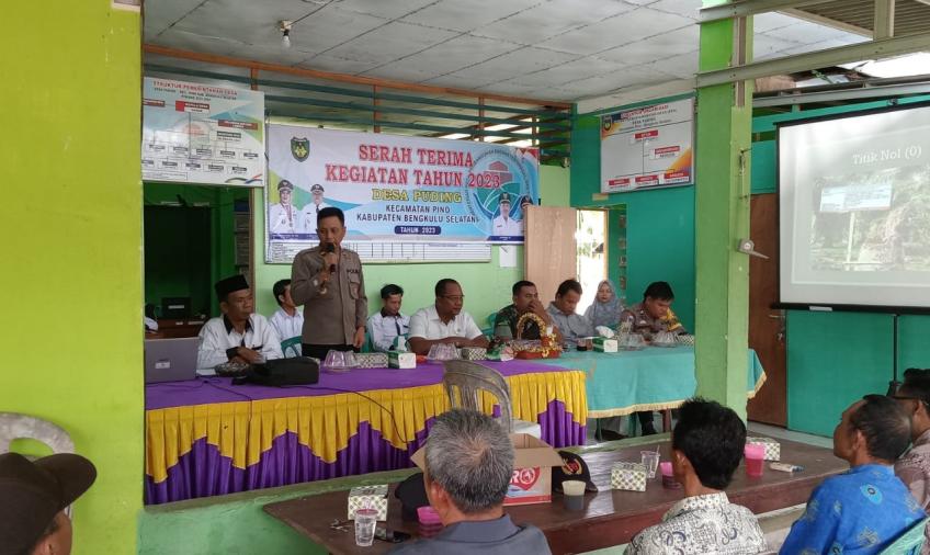 Kanit Binmas dan Bhabinkamtibmas Polsek Pino Hadiri Serah Terima Pekerjaan Desa di Desa Binaannya