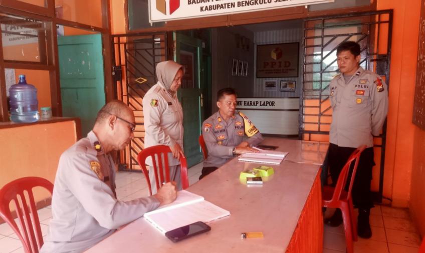 Pastikan Pelaksanan Pengamanan Kantor Bawaslu Sesuai SOP, Pejabat OMB Sambangi Personel Jaga  