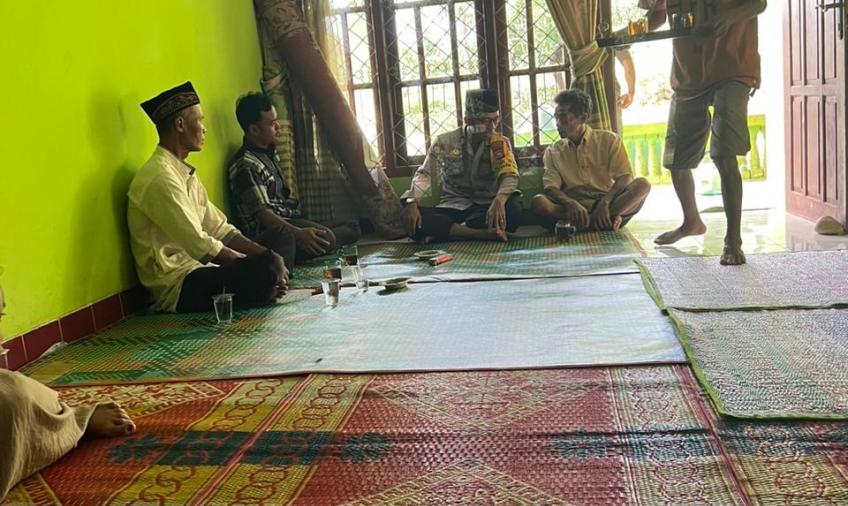 Peduli Antar Sesama, Polisi RW Sambang Duka Warga Binaan 