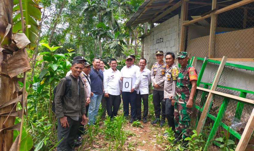 Monitoring Penggunaan DD, Polsek Ketahun Hadiri Acara Penetapan Titik Nol