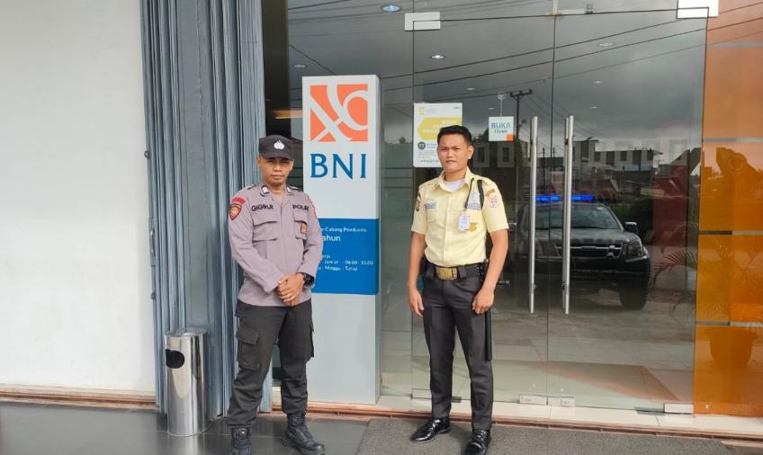 Unit Pam Obvit Satuan Sabhara Polsek Ketahun Melaksanakan Pengamanan di Bank BNI KCP Ketahun