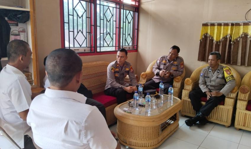 Perkuat Sinergitas Polri Dengan Perangkat Desa, Kapolsek Ketahun Bersama Bhabinkamtibmas Sambang Kantor Desa Pasar Ketahun