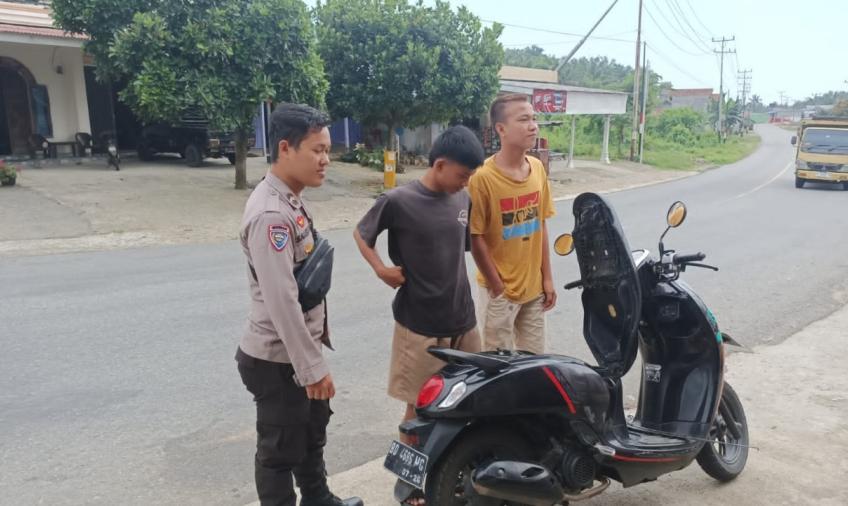 Bhabinkamtibmas Sampaikan Teguran Simpatik kepada Pengguna Sepeda Motor yang Tidak Menggunakan Helm SNI