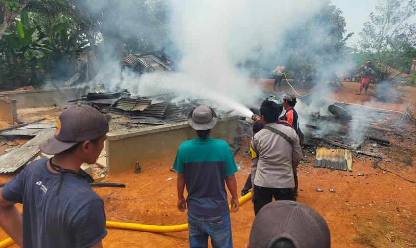 Gerak Cepat, Personel Polsek Ketahun Bantu Padamkan Kebakaran Rumah Warga