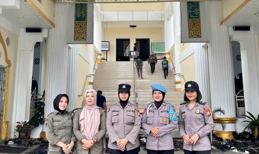 Shalat Jumat Jadi Tenang Dijaga Polwan-Polwan Cantik Polres Kepahiang