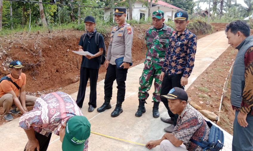 Polsek Giri Mulya Hadiri Monitoring Dan Evaluasi Pembangunan Fisik Di Desa Tanjung Anom