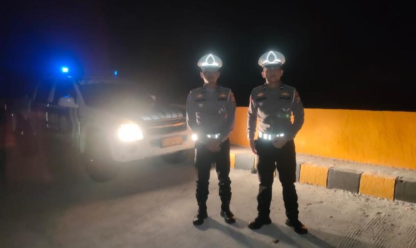 Ciptakan Kamseltibcar Lantas Pada Malam Hari, Anggota Lantas Polsek Ketahun Laksanakan Patroli Blue Light