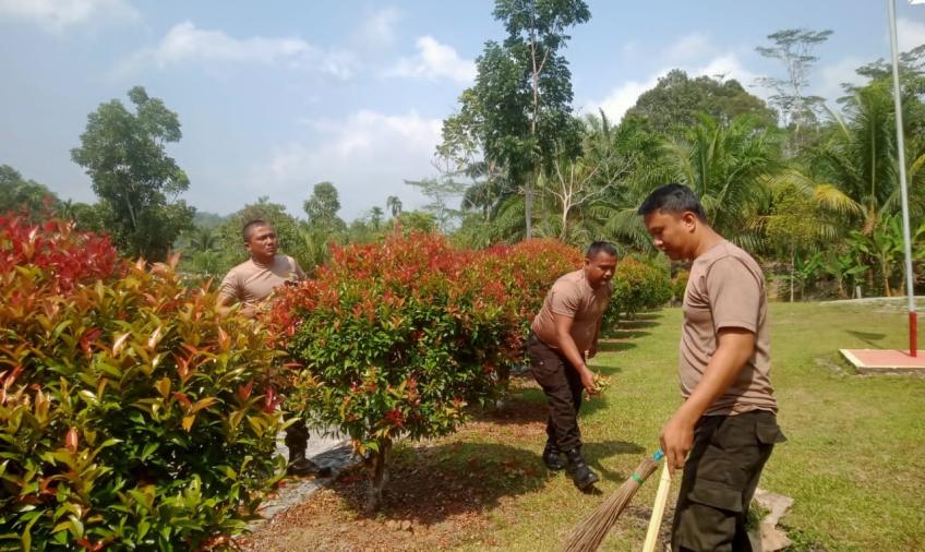 Jaga Rasa Kepedulian dan Kebersihan Tempat Kerja, Personel Polsek Muara Sahung pLaksankan Kebersihan Mako
