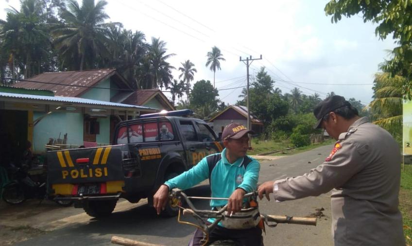 Personel Polsek Padang Guci Gelar Patroli, Sampaikan Imbauan Tertib Berlalu Lintas