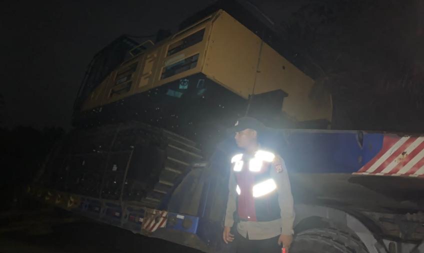 Quick Respon Polisi Datangi TKP Tronton Muatan Alat Berat Masuk Siring