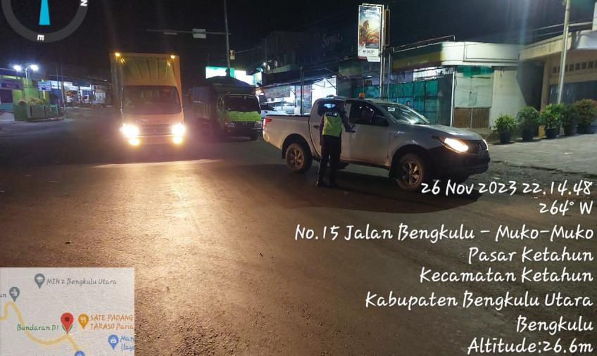 Pemantauan Secara Intens Arus Lalu Lintas Malam Hari Oleh Anggota Lantas Polsek Ketahun
