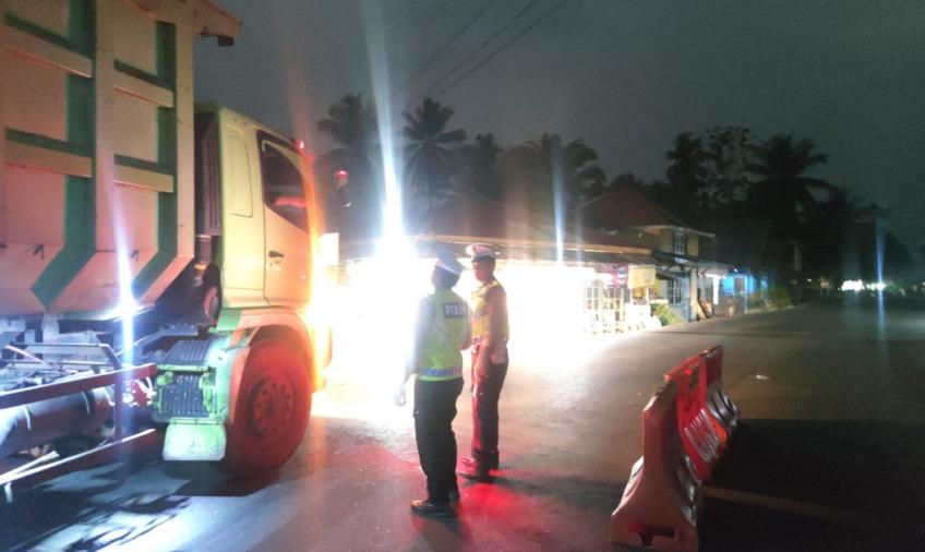 Gerak Cepat Piket Sat Lantas Polres Bengkulu Utara Urai Kemacetan Pada Jalan Terhalang Tronton Terguling