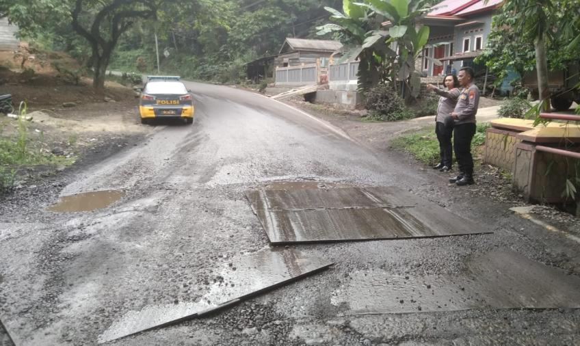 Kapolsek Batiknau Bersama Kasat Lantas Polres BU Cek Jembatan Paninjau