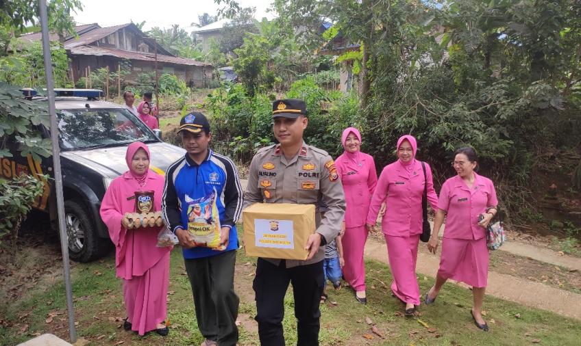 Kapolsek Giri Mulya Beserta Bhayangkari Ranting Giri Mulya Berikan Tali Kasih kepada Masyarakat yang Membutuhkan
