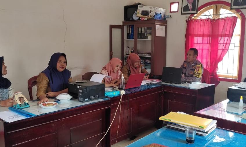 Jaga Sinergritas Polri dengan Perangkat Desa, Bhabinkamtibmas Polsek Padang Jaya Sambangi Kantor Desa