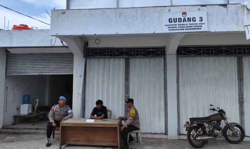 Patroli Polsek Mukomuko Utara Pastikan Keamanan Gudang Logistik KPU