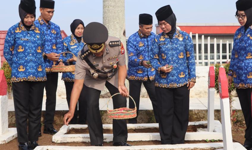 Rangkaian HUT Ke-52 Korpri, Karo SDM dan ASN Polda Bengkulu Ziarah Makam Pahlawan