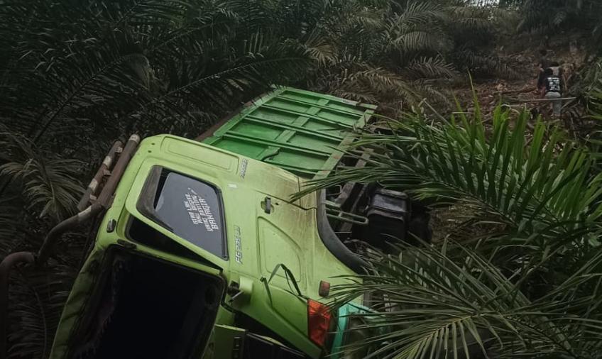 Truk Masuk Jurang di Bintunan Bengkulu Utara, Piket Lantas Polres BU Siaga di Lokasi