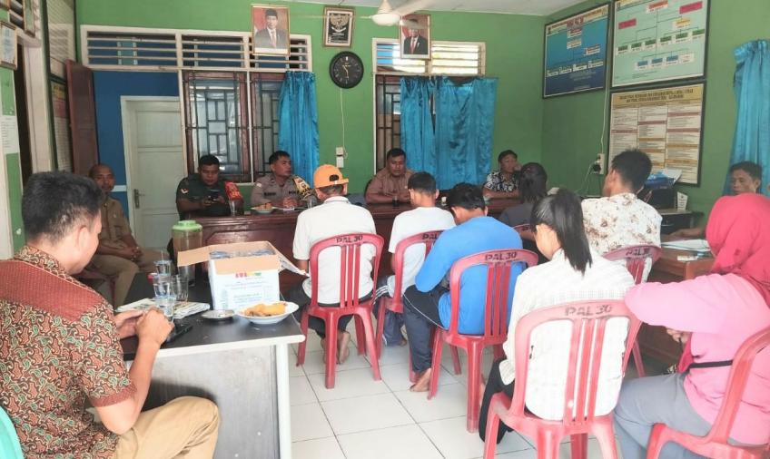 Bhabinkamtibmas Hadiri Musyawarah Penertiban Pembuat dan Penjual Minuman Tradisional Jenis Tuak