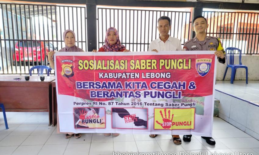Personel Polsek Lebong Utara Sosialisasi Saber Pungli di Desa Lemeu 