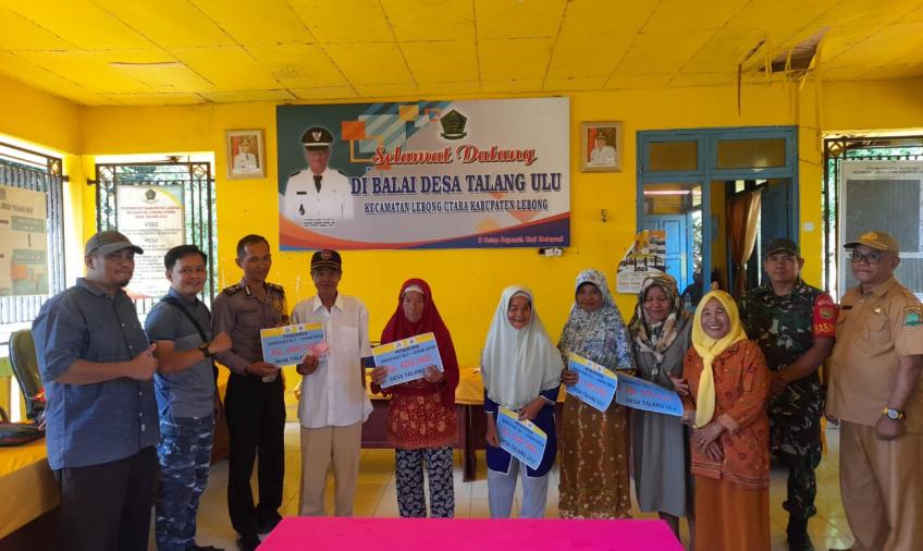 Bersinergi, Bhabinkamtibmas Polsek Lebong Utara Hadiri Pembagian BLT DD di Desa Talang Ulu