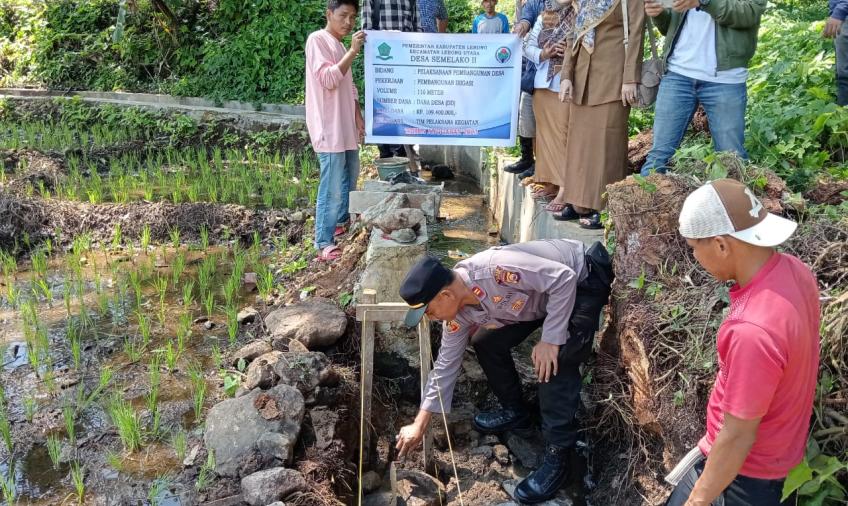 Bentuk Pendampingan, Bhabinkamtibmas Polsek Lebong Tengah Hadiri Titik Nol Irigasi untuk Sumber Air Bersih di Desa Semelako II