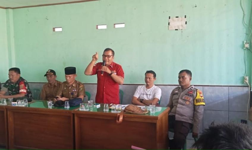 Bhabinkamtibmas Polsek Seginim Hadiri Verifikasi Kelayakan Penerima Bantuan Sosial di Desa Binaannya