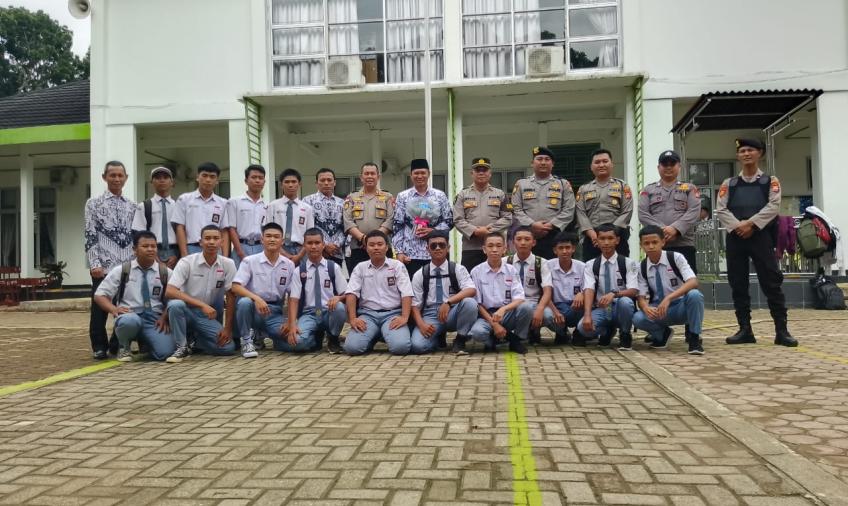 Polres BU Dukung dan Bantu Siswa SMKN 2 BU Berikan Kejutan HUT PGRI Ke-78 kepada Guru
