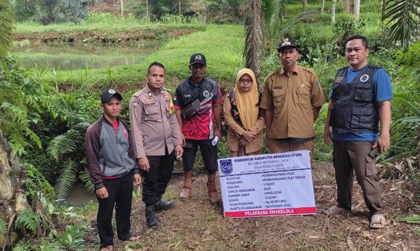 Monitoring Penggunaan DD, Bhabinkamtibmas Polsek Padang Jaya Hadiri Penetapan Titik Nol Pembangunan Desa Marga Sakti