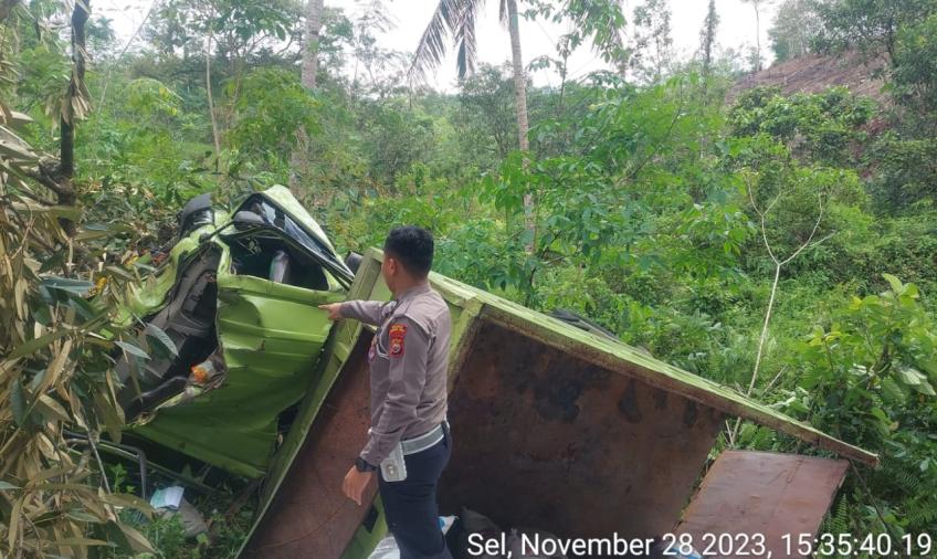 Lagi-Lagi Dump Truck Masuk Jurang, Tim Laka Sat Lantas Polres Bengkulu Utara Segera Bertindak