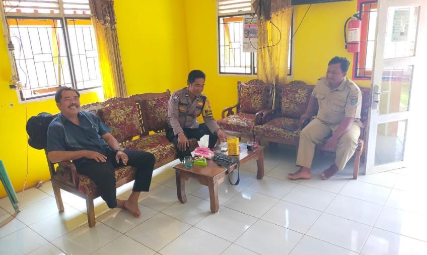 Melalui Cooling System, Bhabinkamtibmas Polsek Ketahun Sambang Kantor Desa 