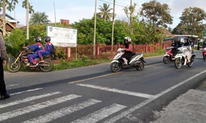 Giat Commander Wish, Anggota Polsek Ketahun Atur Kelancaran Lalu Lintas Pagi Hari
