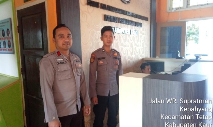 Personel Piket OMB Polres Kaur Pengamanan di Kantor  Kantor KPU Kabupaten Kaur