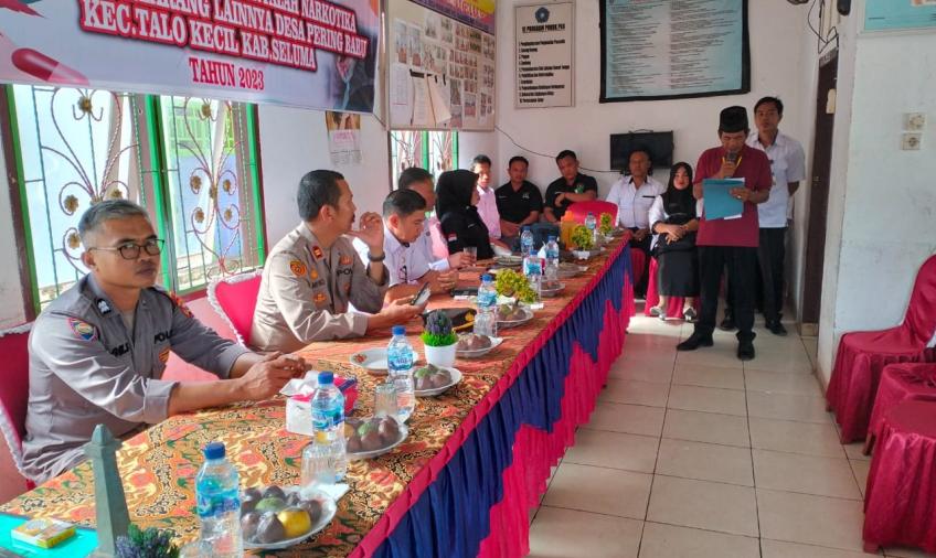 Kapolsek Talo Sosialisasi Hukum Tentang Bahaya Narkoba dan UU Perlindungan Anak di Balai Desa Pering Baru 