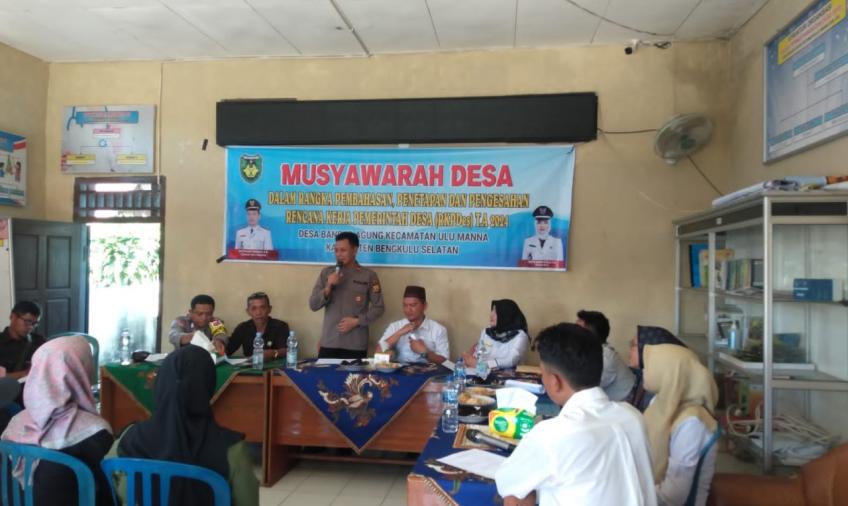 Monitor Perkembangan Pembangunan Desa Binaan, Kapolsek dan Bhabinkamtibmas Polsek Pino Hadiri Musyawarah Rancagan RKPDes