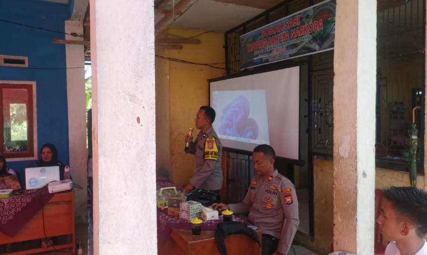 Kapolsek dan Bhabinkamtibmas Polsek Seginim Sambangi warga Desa Binaanya Sosialisasikan Bahaya Narkoba