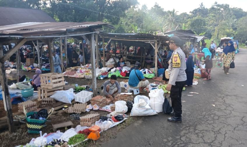 Bhabinkamtibmas Polres BU Sambangi Pedagang Pasar Tradisional 
