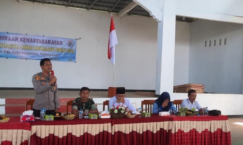 Jelang Pemilu 2024, Kapolsek Padang Jaya Turun Langsung Berikan Pembinaan dan Pelatihan Khusus kepada Linmas 